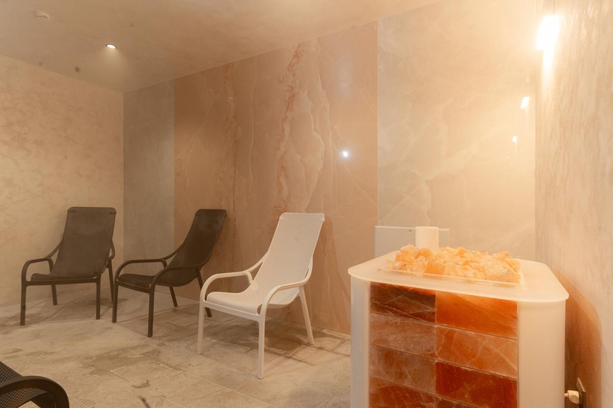 Atmosphere Balneo Hotel & Spa Pavel Banya Bagian luar foto
